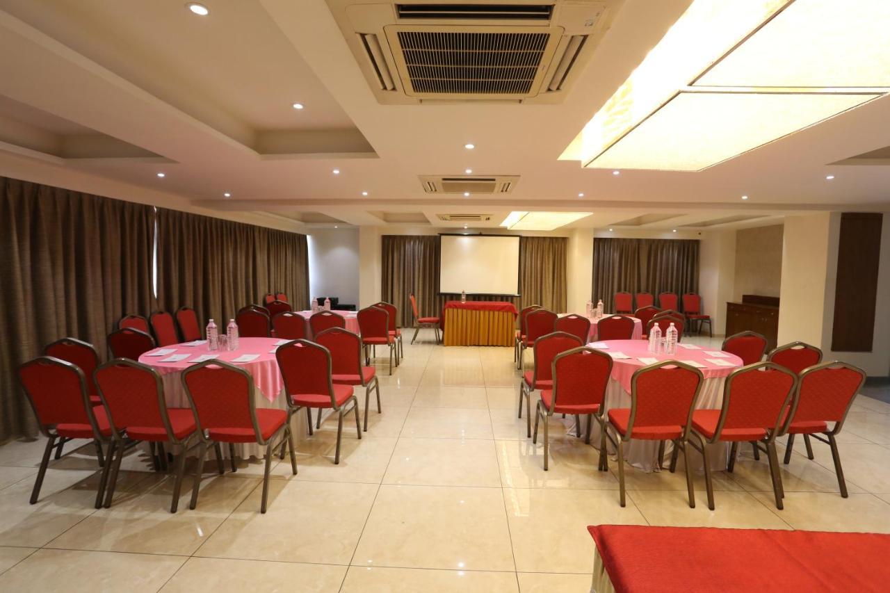 The Park Residency Hotel Ahmedabad Exterior foto